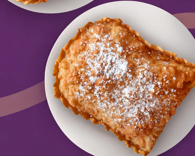 Pastel artesanal espolvoreado con azúcar en un plato blanco